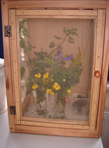 Aufzuchtschrank mit Blumen
