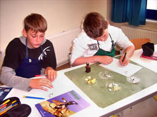 Sch&uuml;ler beim Experimentieren