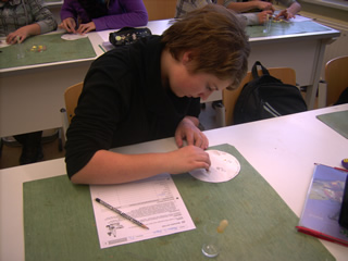 Sch&uuml;ler beim Experimentieren