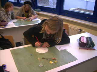 Sch&uuml;ler beim Experimentieren
