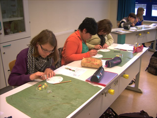 Sch&uuml;ler beim Experimentieren