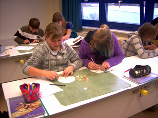 Sch&uuml;ler beim Experimentieren