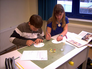 Sch&uuml;ler beim Experimentieren